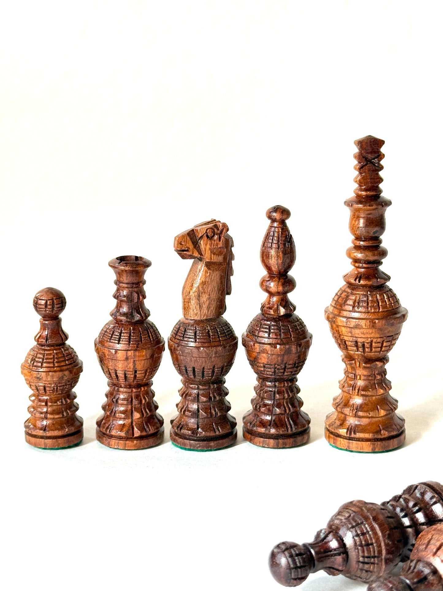 5″ Gigantic Globe Series Hand-Carved Chess Pieces Set – Ebonised Boxwood Luxury Chessmen (Pieces Only)
