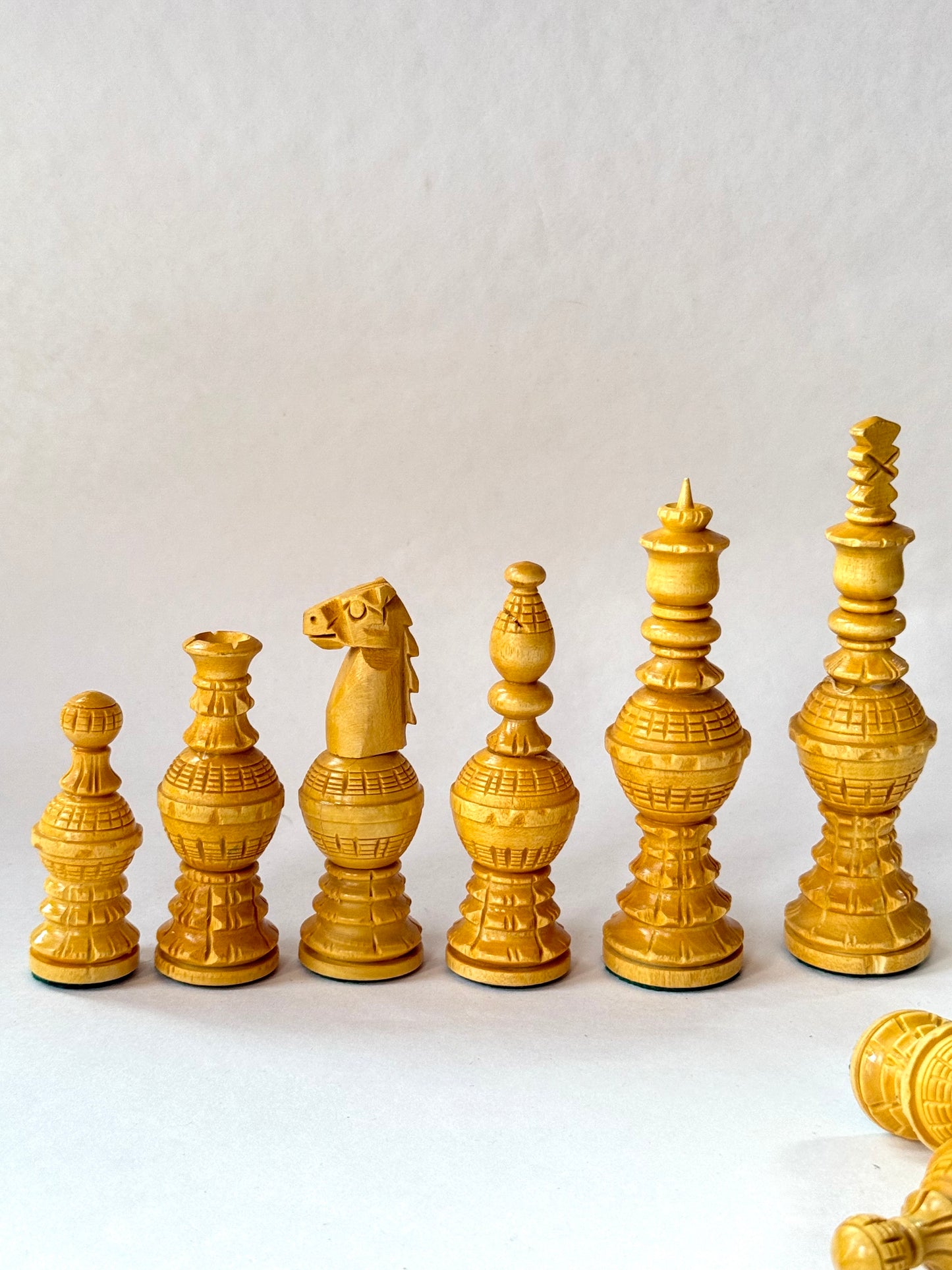 5″ Gigantic Globe Series Hand-Carved Chess Pieces Set – Ebonised Boxwood Luxury Chessmen (Pieces Only)